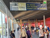 LogiMAT 2022: Dr. W. Weiss, GF avus Services, U. Claß-Weiss, Leiterin PR & Marketing, L. Kunze, Leiter Vertrieb und Kommunikation