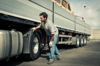 LKW-Fahrer bei der Fahrzeugkontrolle (FotoliaXIV_77101692)