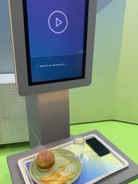 LogiMAT 2022: Dr. W. Weiss, GF avus Services, U. Claß-Weiss, Leiterin PR & Marketing, L. Kunze, Leiter Vertrieb und Kommunikation